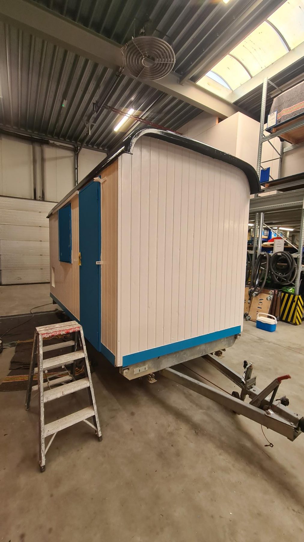 Gespoten bouwunit in wit en blauw in een werkplaats